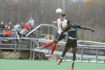 墨西哥球迷向英格兰队大巴喷射泡沫，此前本国大巴亦遭袭（配图示意）